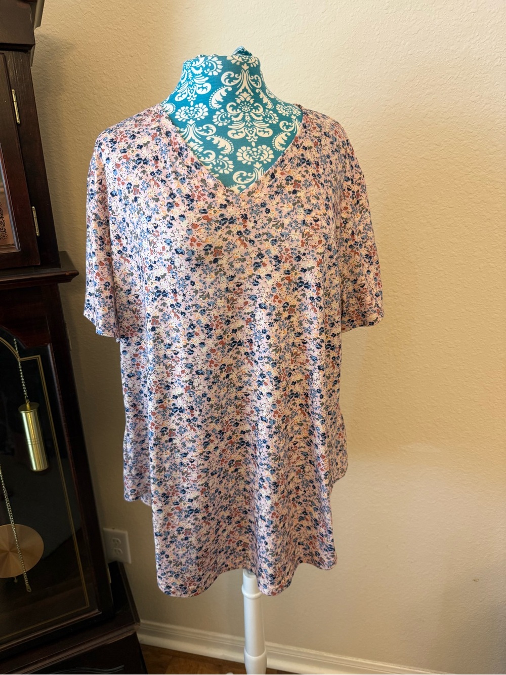 Floral V-Neck Short Sleeve Tunic in Light Pink